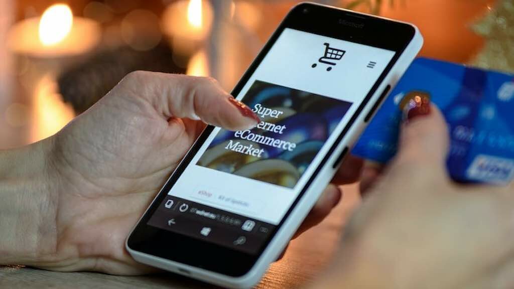 How to make an online store (image of an e-commerce site being browsed on a phone).