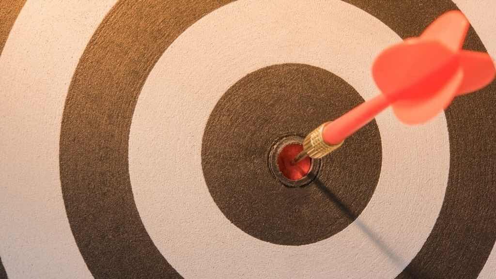 What is inbound marketing? (Image of a bullseye on a dartboard)
