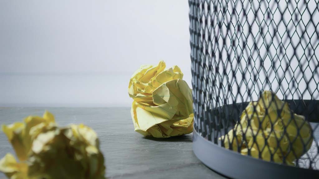 Image of a bin - accompanies a section about deleting emails.