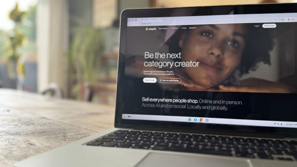Shopify review (image of the Shopify platform on a laptop)