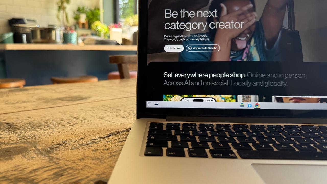 What is Shopify (image of the Shopify platform on a laptop).